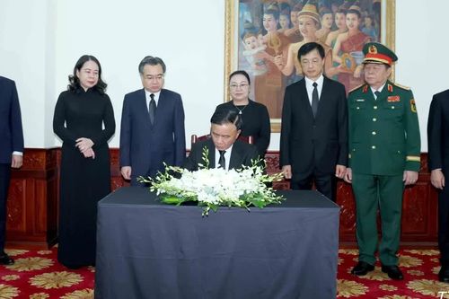 Lãnh đạo Đảng, Nhà nước viếng đồng chí Saysomphone Phomvihane, Ủy viên Bộ Chính trị, Chủ tịch Quốc hội Lào