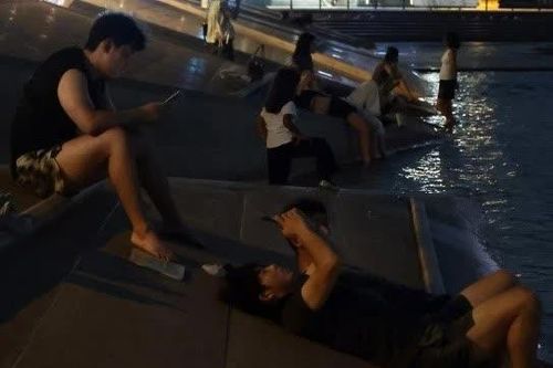 Người trẻ Hàn đối mặt với 15 'đêm nhiệt đới'