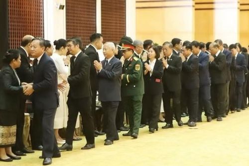 Đại sứ quán Việt Nam và cộng đồng người Việt Nam tại Lào viếng đồng chí Xaysomphone Phomvihane
