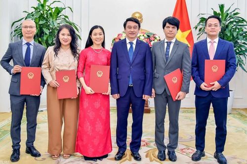 Bộ Ngoại giao trao quyết định tiếp nhận, điều động, bổ nhiệm cán bộ lãnh đạo, quản lý