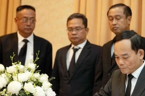 Lãnh đạo TP. Hồ Chí Minh viếng Chủ tịch Quốc hội Lào Xaysomphone Phomvihane