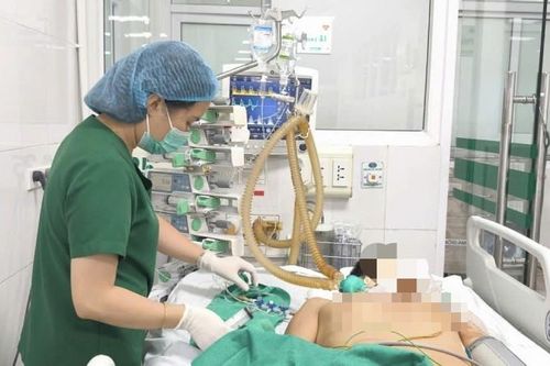 Người đàn ông nguy kịch vì đắp tỏi trị gout