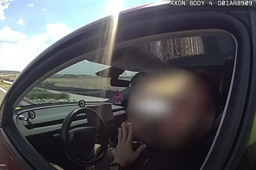 Cảnh sát chặn xe ô tô chạy 103 km/h, tài xế cãi 'Autopilot lái, không phải tôi'