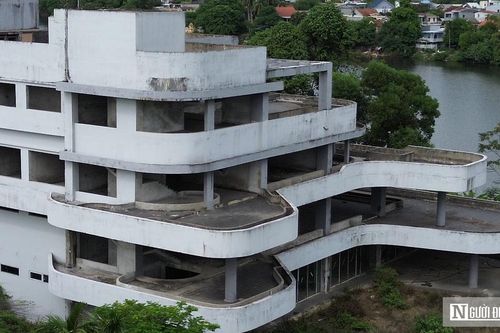 Cảnh vắng lặng ở dự án tổ hợp thương mại hơn 200 tỷ đồng ven sông Hương