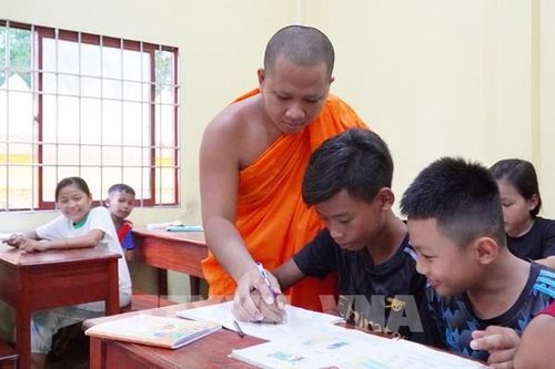 Lớp học hè đặc biệt dưới mái chùa Khmer An Giang