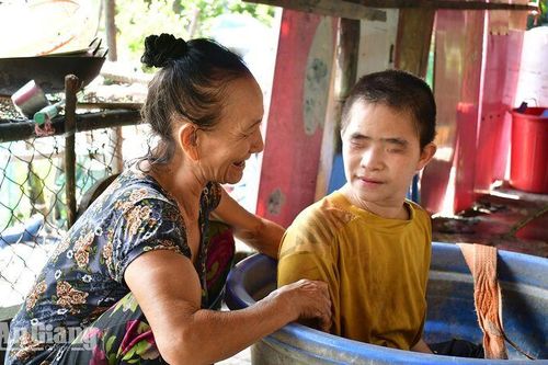 NỖI ĐAU DA CAM - Kỳ 2: Một ngày chăm bốn người con