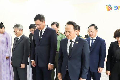 Đoàn lãnh đạo thành phố viếng Chủ tịch Quốc hội Lào Xaysomphone Phomvihane tại Tổng Lãnh sự quán Lào ở Đà Nẵng