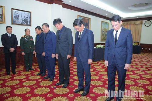 Đoàn đại biểu tỉnh Ninh Bình viếng Chủ tịch Quốc hội Lào Xaysomphone Phomvihane
