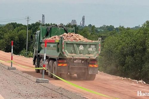 Dùng đất lẫn đá đắp nền đường tuyến cao tốc Cam Lộ - La Sơn: Đơn vị tư vấn giám sát, nhà thầu bảo đảm tiêu chuẩn kỹ thuật