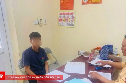 Bị xử phạt vì buông 2 tay khi điều khiển xe máy