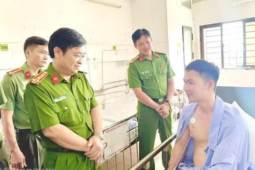 Bị phát hiện, 4 đối tượng trộm chó tấn công cán bộ Công an