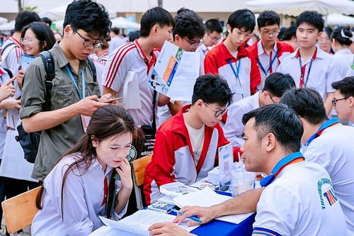 Điểm chuẩn đại học 2026: STEM lập đỉnh, khối xã hội hạ nhiệt và bài toán chọn ngành thực chất