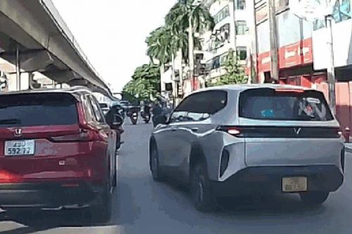 Hà Nội: Người đi xe máy bị hất văng xuống đường sau màn 'ăn miếng trả miếng' với ô tô trên đường Trần Phú