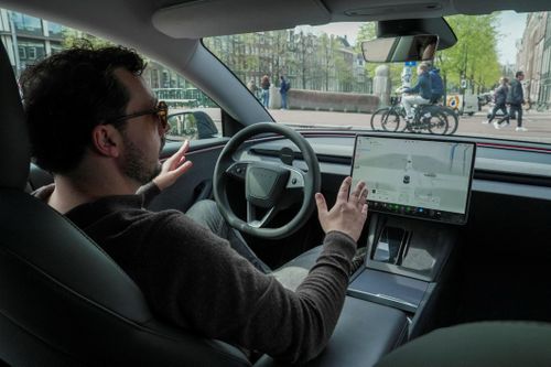 Quá trình duyệt tính năng tự lái của Tesla tại châu Âu gây tranh cãi