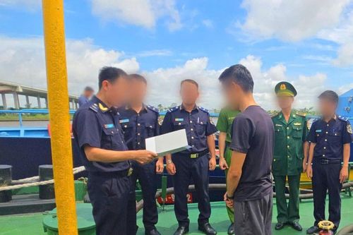 Hải quan phát hiện tàu chở hơn 70.000 lít dầu FO trên biển