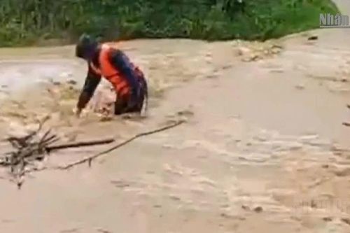 [Video] Mưa lũ gây chia cắt nhiều bản làng ở vùng biên giới tỉnh Quảng Trị