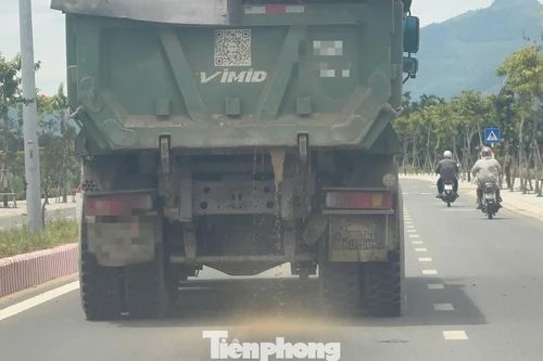 Theo chân xe chở cát 'tắm đường' ở Quảng Ngãi: Những ống nước tinh vi được giấu dưới gầm xe