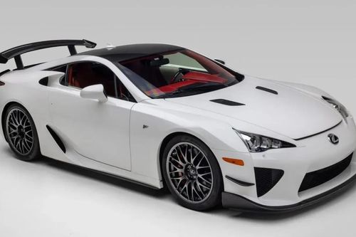 Lexus đời 2012 hàng hiếm mới lăn bánh 116km rao giá 2 triệu USD