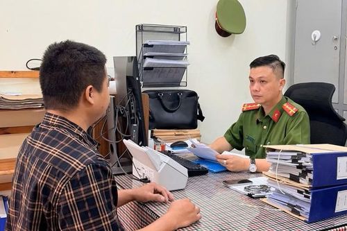 Nhà sách bán sách giáo khoa giả, chủ doanh nghiệp bị khởi tố