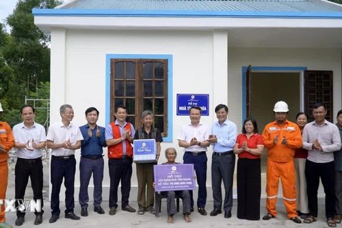 Quảng Trị bàn giao 10 ngôi nhà nghĩa tình cho các gia đình khó khăn