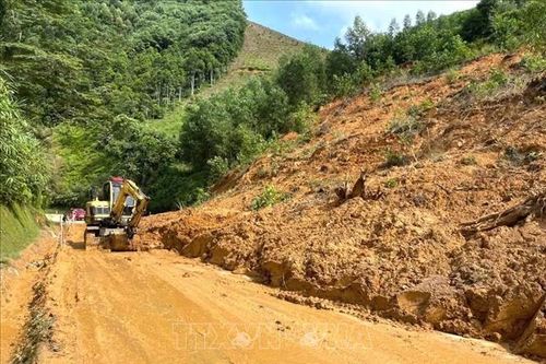 Hỗ trợ người dân phải di dời khẩn cấp khỏi vùng thiên tai