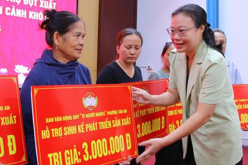 Bắc Ninh: Phường Tân An trao kinh phí hỗ trợ hộ nghèo, hộ có hoàn cảnh khó khăn