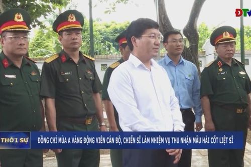 Đồng chí Mùa A Vảng động viên cán bộ, chiến sĩ làm nhiệm vụ thu nhận mẫu hài cốt liệt sĩ
