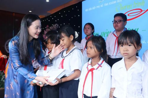 Nâng bước trẻ mồ côi đến trường