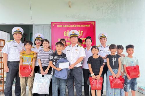 Trung tâm Huấn luyện Vùng 4 Hải quân tổ chức chương trình “Nâng bước em đến trường” tại xã Vĩnh Hải