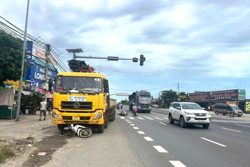 Tai nạn giao thông 11/8: Xe tải tông loạt xe máy đang dừng đèn đỏ, 3 người bị thương