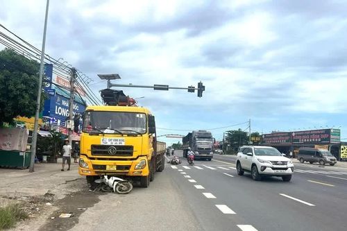 Xe tải tông 3 xe máy đang dừng chờ đèn đỏ