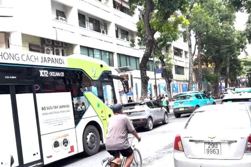 Lộn xộn dừng đỗ xe trước cổng Bệnh Viện Mắt Trung ương