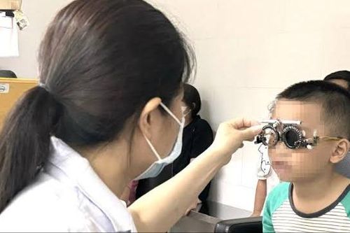 Cảnh báo người trẻ mắc tật khúc xạ