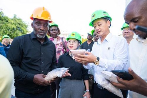 Đoàn công tác cấp cao Uganda tìm hiểu sản phẩm phân bón tại Bình Điền Ninh Bình