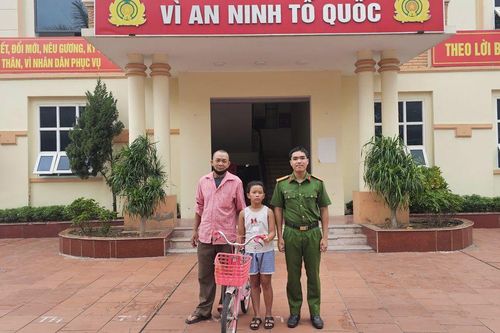 Bé gái 9 tuổi hoang mang đạp xe lúc 3h sáng, may mắn được công an phát hiện