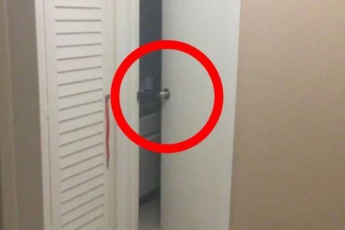 Vì sao nên đóng kín cửa phòng ngủ trước khi đi ngủ?