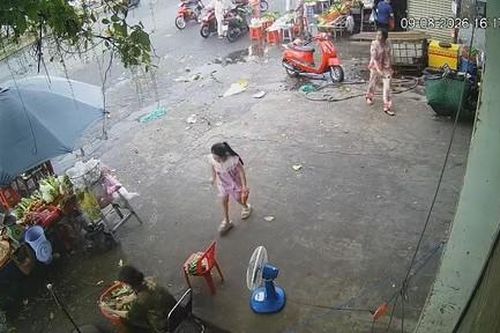 Bắt 'nóng' thanh niên cướp giật dây chuyền rồi đưa cho bạn gái bán lấy tiền trả nợ