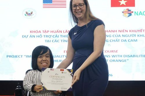 Ngồi xe lăn, người phụ nữ nhỏ bé gieo những vòng sinh kế