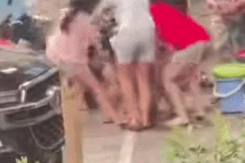 Xác minh vụ việc đôi nam nữ bị nhóm người tấn công giữa phố tại Hà Nội