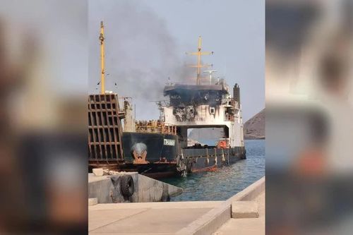 Tàu hàng bốc cháy sau khi trúng tên lửa Houthi, 6 người chết