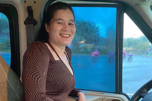 Nữ tài xế xe khách theo nghề 15 năm, bật khóc vì câu hỏi của người lạ