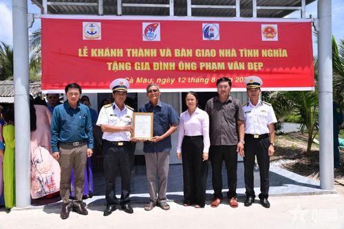Quân chủng Hải quân khánh thành, bàn giao Nhà tình nghĩa tại tỉnh Cà Mau