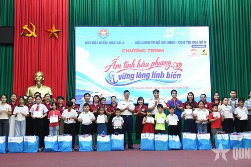 'Ấm tình hậu phương - Vững lòng lính biển'