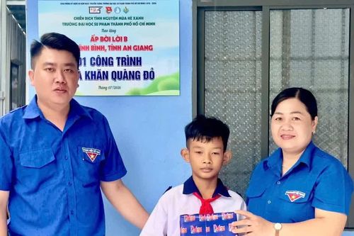 Nhà Khăn quàng đỏ tiếp thêm động lực cho cậu học trò nghèo