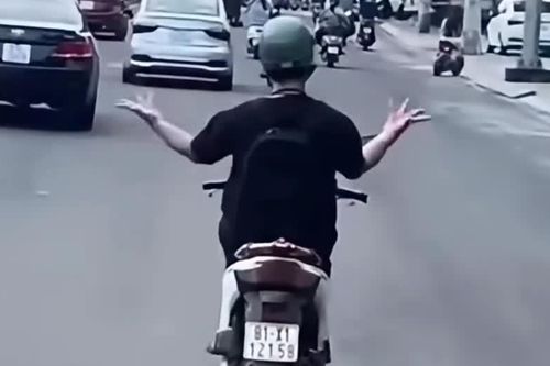 Xác minh người đàn ông bỏ hai tay, múa trên xe máy