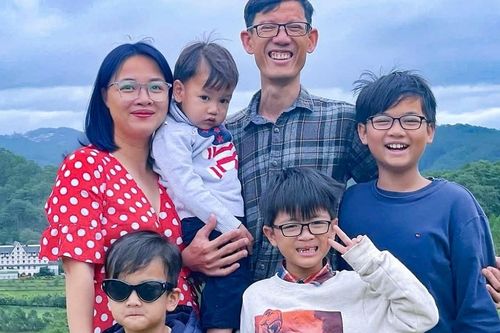 Vợ chồng Đà Nẵng đưa 4 con rời phố về núi, làm vườn 12.000m2, nuôi 3.000 con gà