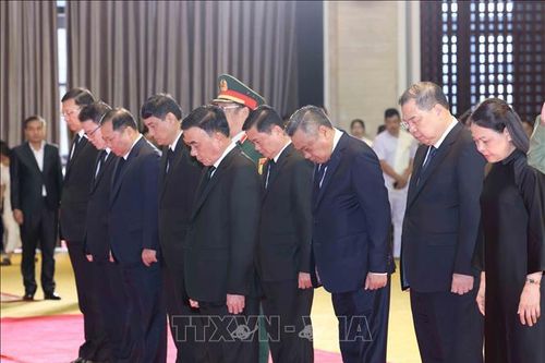 Đoàn lãnh đạo cấp cao Đảng, Nhà nước Việt Nam viếng Chủ tịch Quốc hội Lào Xaysomphone Phomvihane