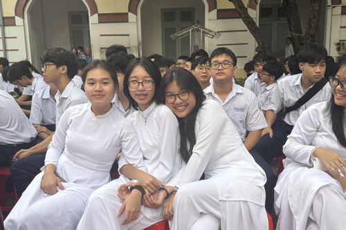 TP Hồ Chí Minh: Học sinh đầu, cuối cấp tựu trường từ 17/8