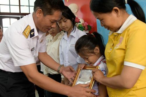 Vùng 4 Hải quân nhận đỡ đầu thêm 3 con của ngư dân có hoàn cảnh khó khăn
