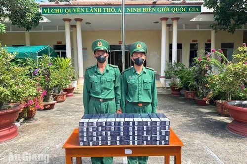 Bỏ chạy khi bị kiểm tra, đối tượng vứt 500 bao thuốc lá lậu